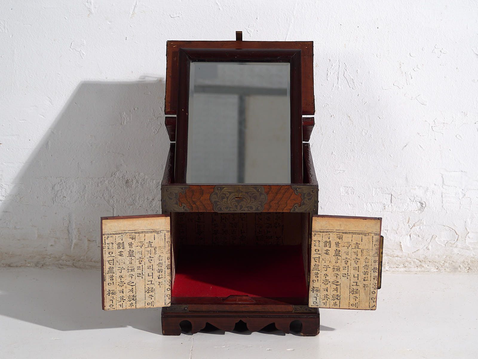 photo furniture Antique Mirror Vanity In Zelkova Wood – Korea, Circa 1900