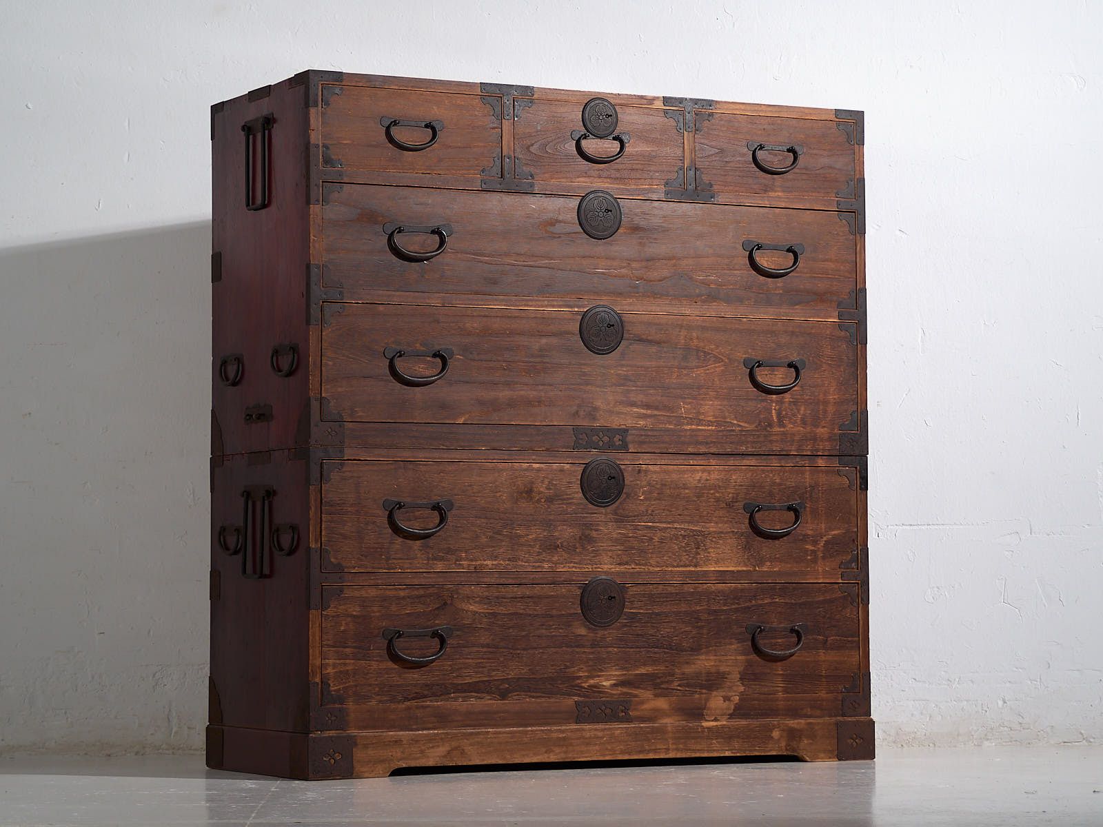 2886.0 Japanese Sendai Isho Dansu (Clothing Chest), Large Size, Made Of Cedar And Iron, Meiji Taishō Period (C. 1890 1925). photo