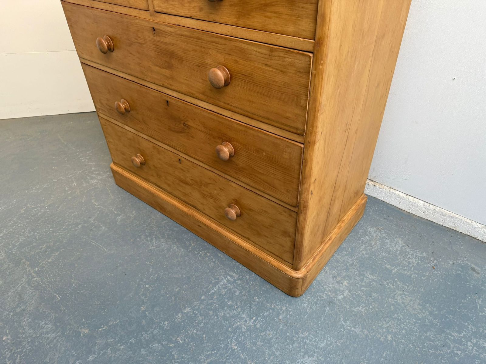 photo furniture A Large Deep Waxed Victorian Pine 5 Drawer Chest Of Drawers