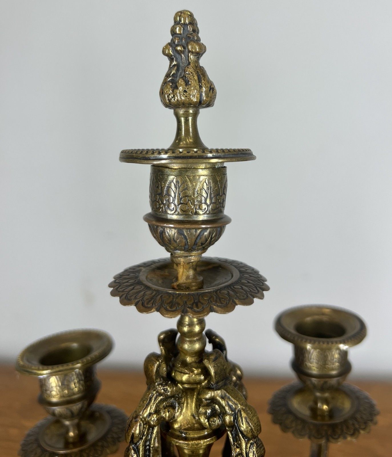photo vintage Clock Vintage French Style Clock Garniture With Candelabras Lot 4661