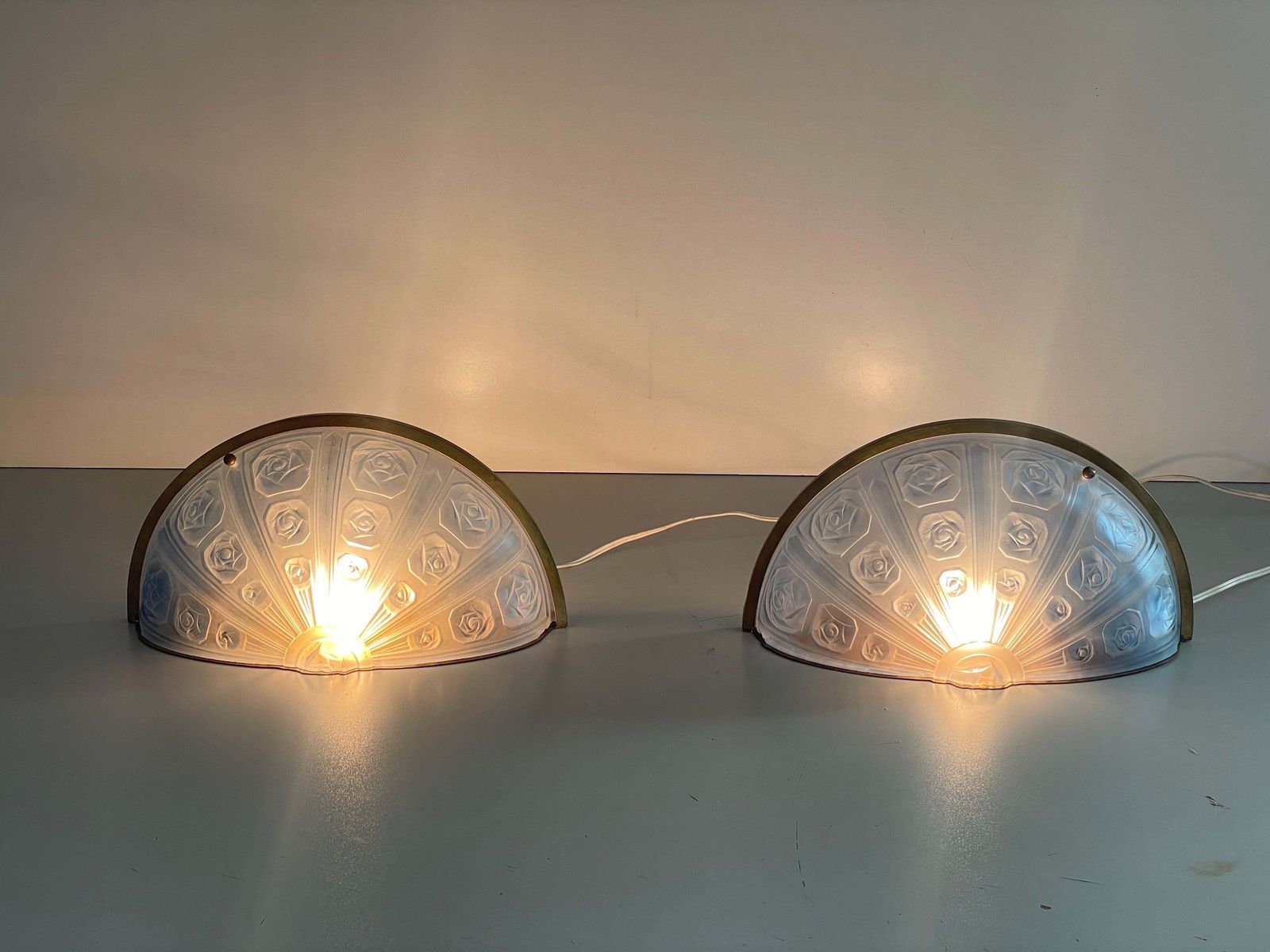 photo vinterior Blue French Glass And Brass Frame Pair Of Sconces, 1950s, France