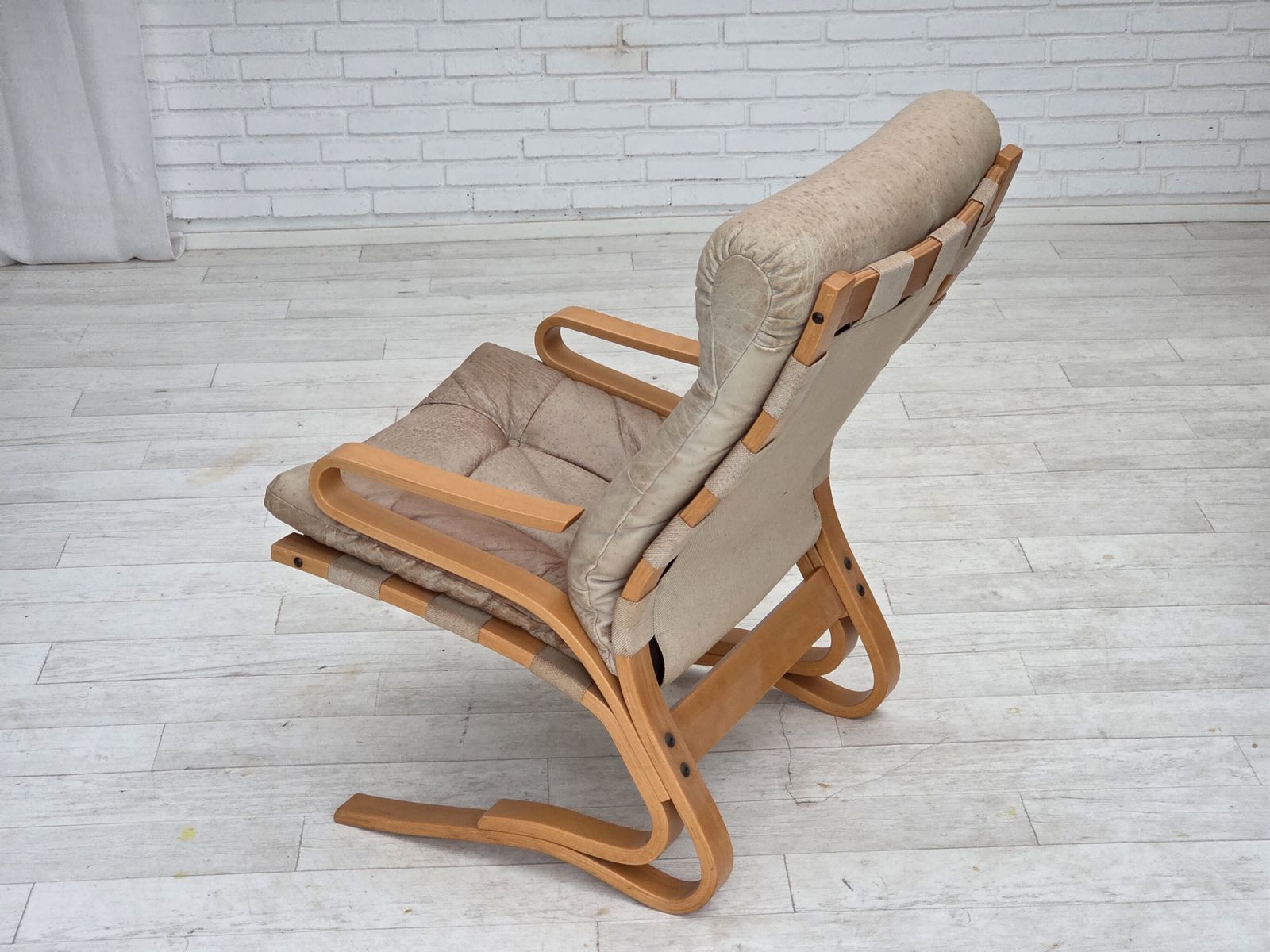 photo furniture Ca. Jaren 1970, Noorse Fauteuil, Model "Kengu", Beige Meubeleer.