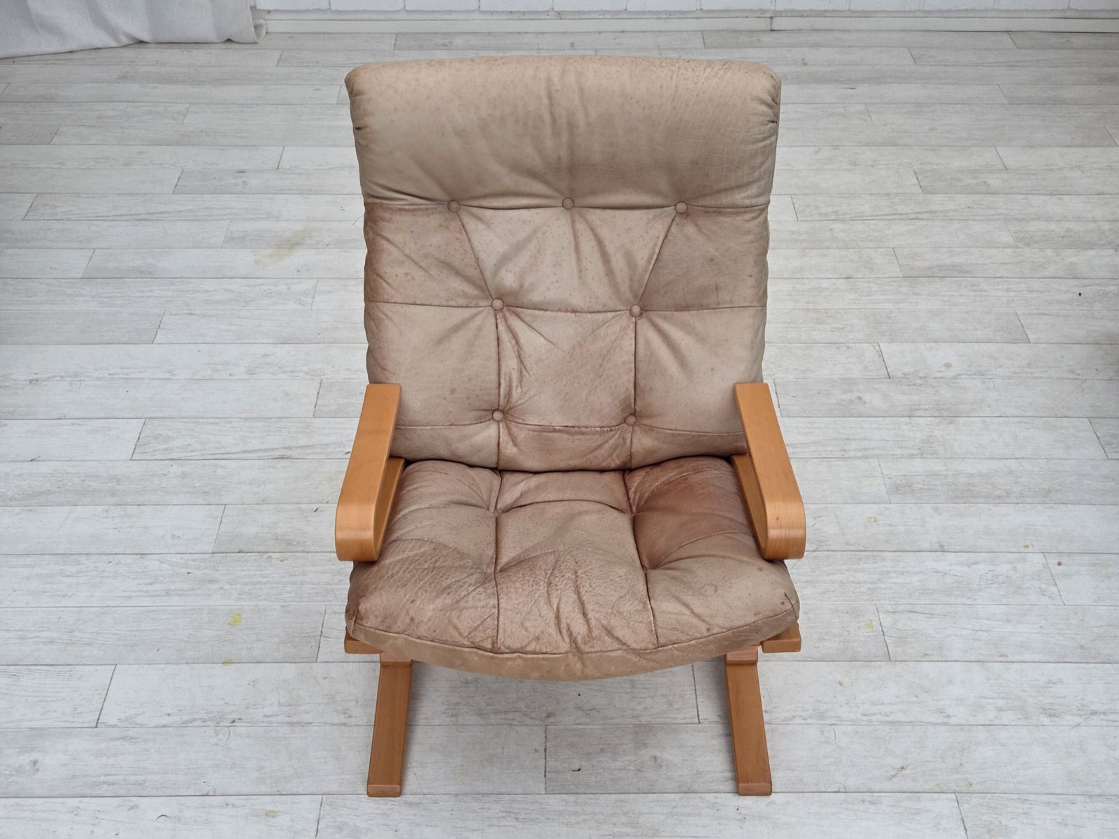 photo buy 1970s, Norwegian Armchair, Model "Kengu", Beige Furniture Leather.