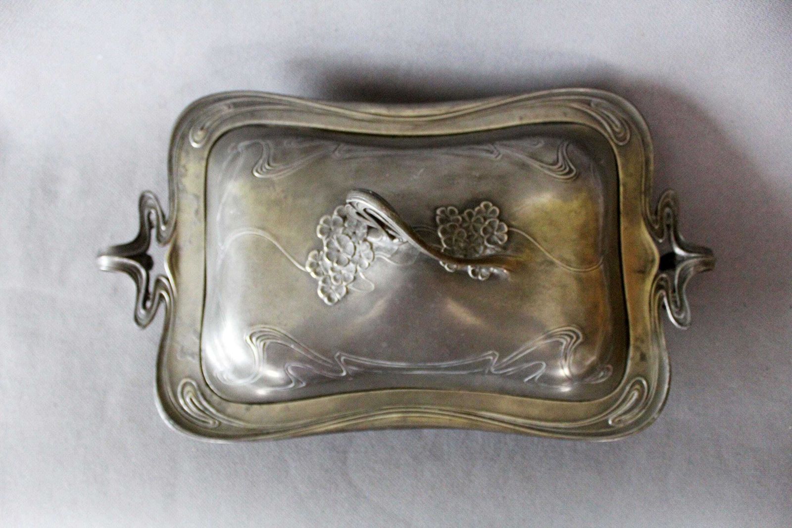 photo furniture Antiek Art Nouveau Jugendstil Groot Tinnen Terrine Met Deksel, Rijkelijk Versierd, Bloemmotieven, Arts And Crafts, Zonder Maker's Mark, Serveerschaal