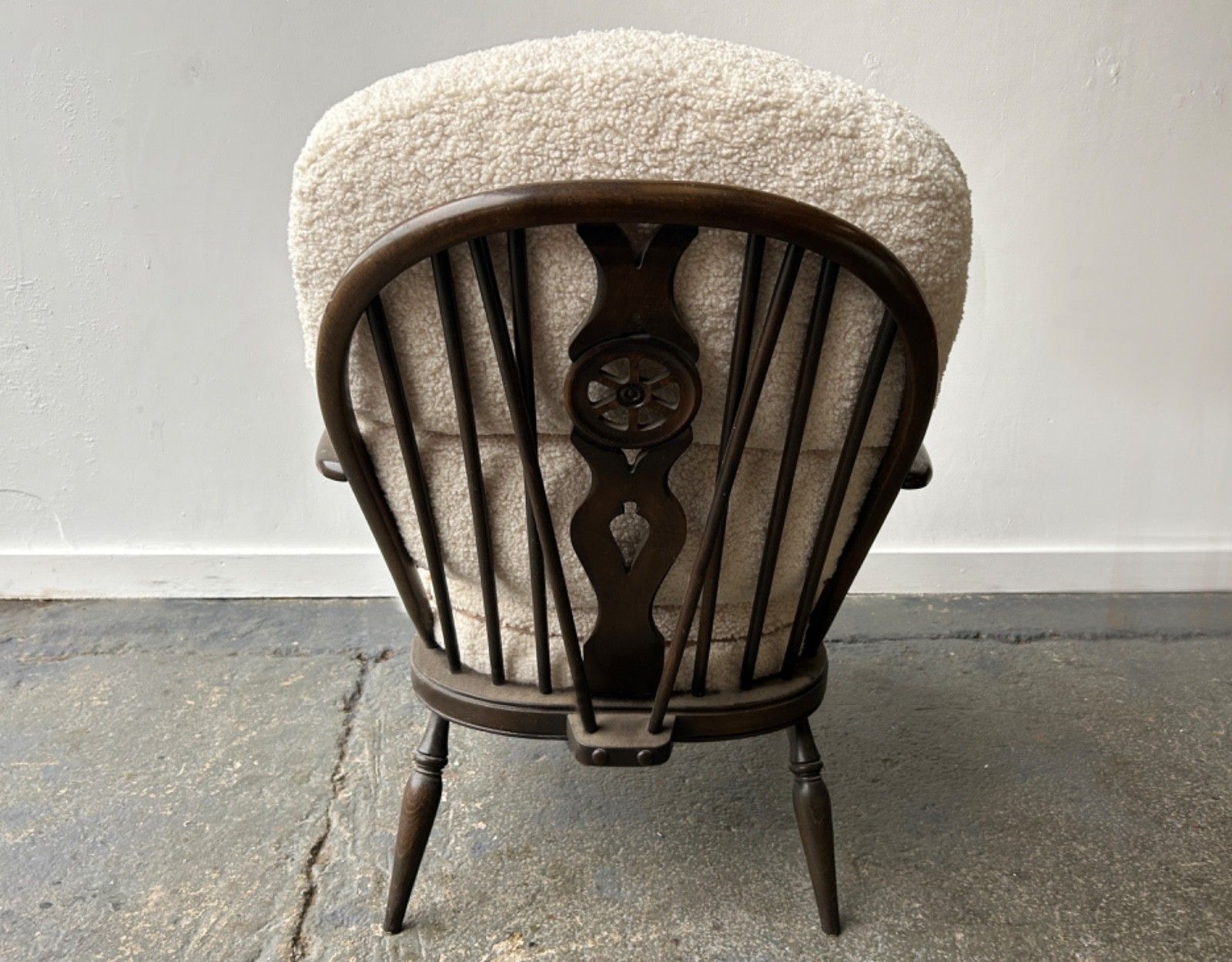 photo furniture Vintage Mid Century Ercol Model 994 ‘Golden Dawn’ Windsor Armchair