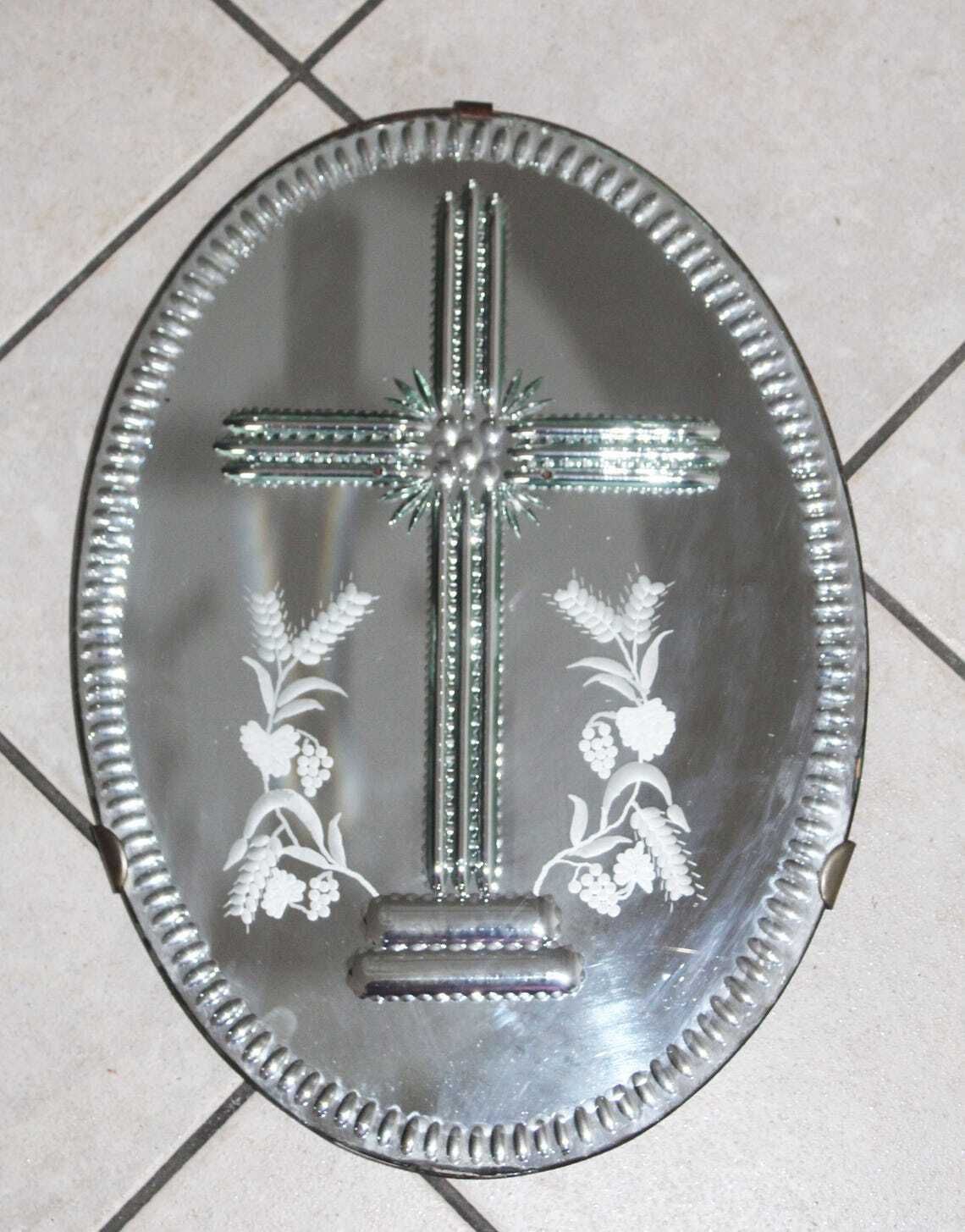 photo furniture Tall Antique Oval Mirror Etched Design On Reverse Mercury Glass Green Tint Crucifix Religious Wall Mirror Wood Frame Cut To Clear Bevel