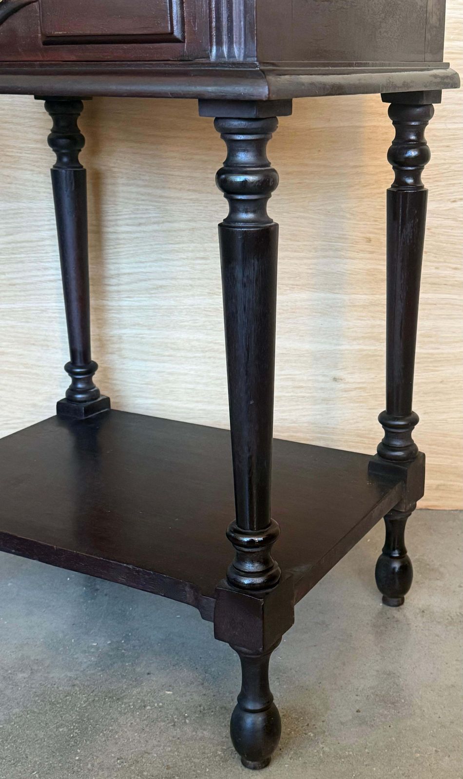 photo for sale Paire de tables de chevet espagnoles, un tiroir, tablette basse et pieds cannelés
