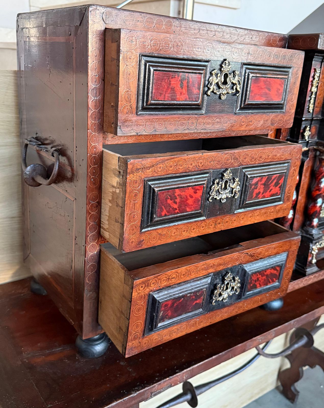 photo for sale Cabinet bargueño espagnol en noyer, début du XIXe siècle, sur piétement à entretoise en fer