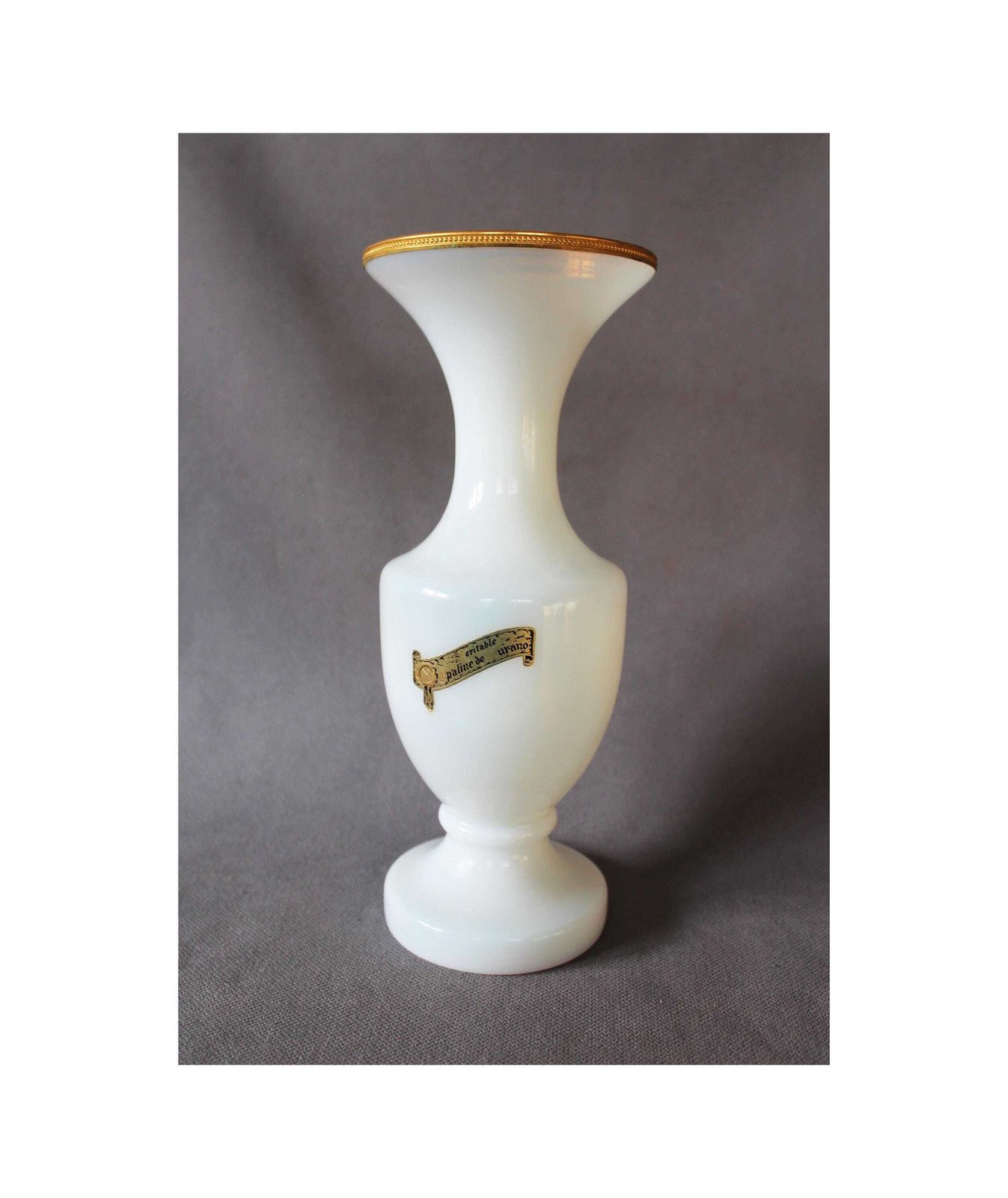 Hoge Vintage Witte Opaline Glazen Vaas, Met Ormolu Kralenrand, Label Vnc Italy Vincenzo Nason, Kunstglas Vaas Met Vergulde Metalen Rand