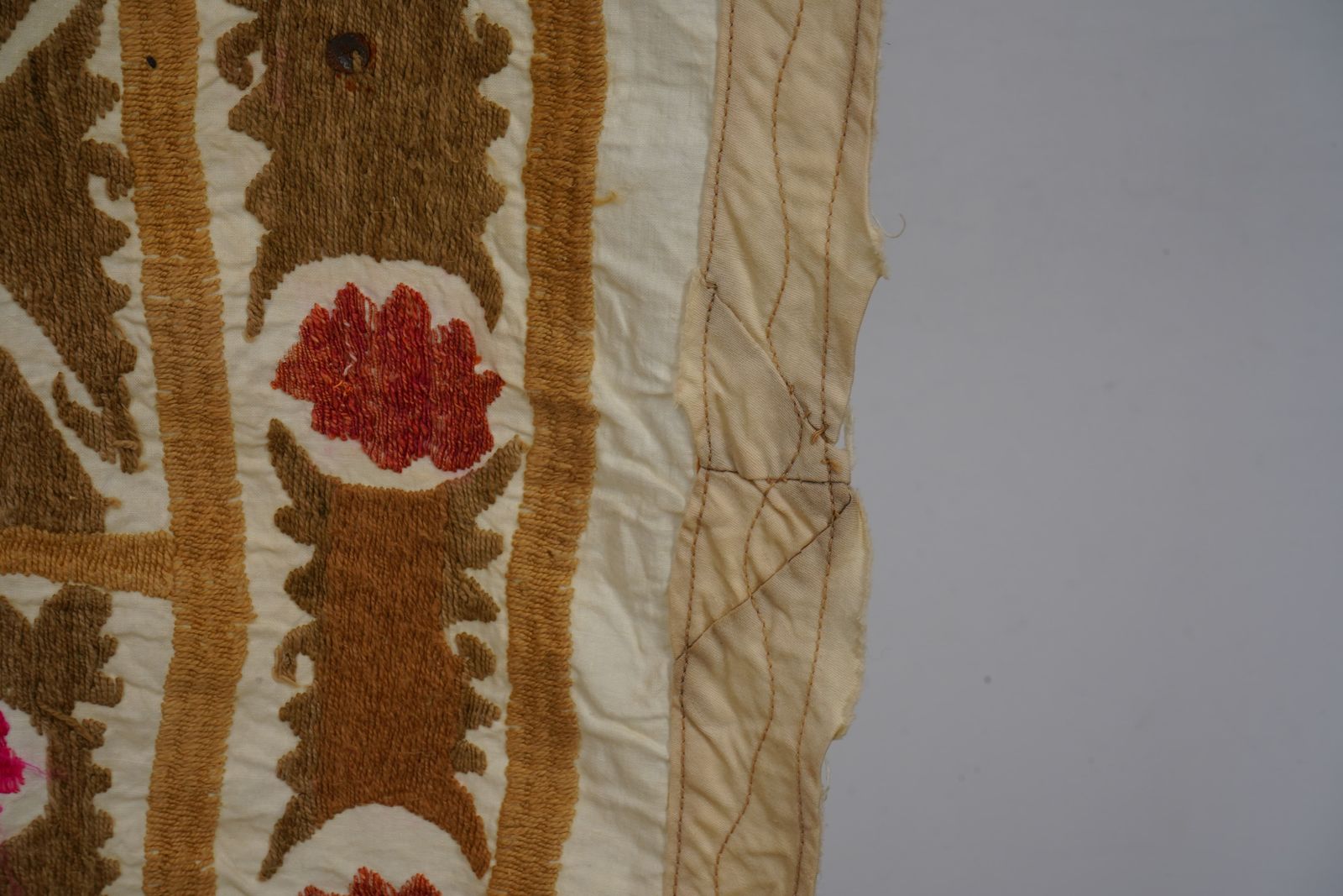 photo vinterior Uzbek Suzani Textile, Red Brown Green Handmade Embroidered Fabric 4'1'' X 4'4''