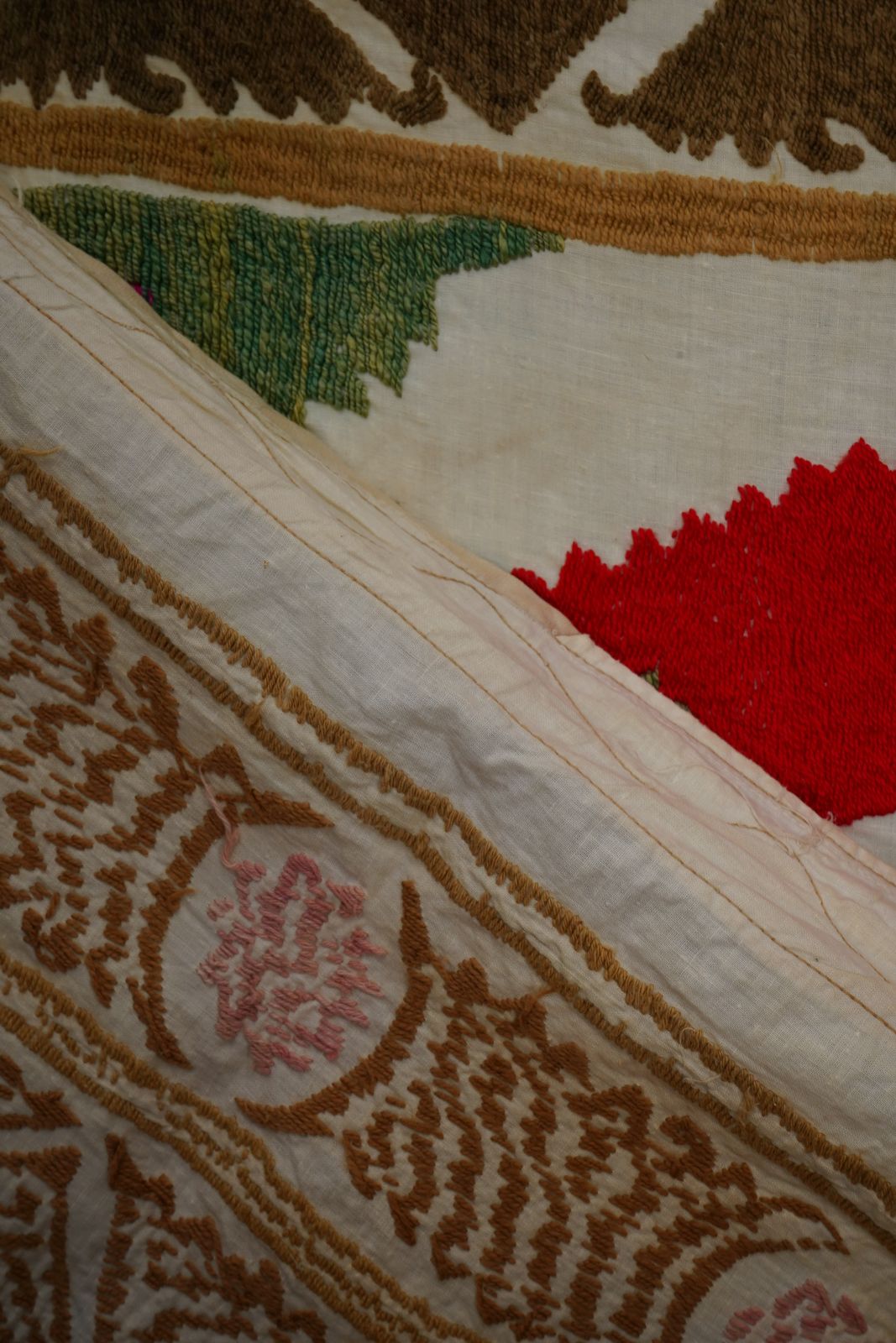 photo vintage Uzbek Suzani Textile, Red Brown Green Handmade Embroidered Fabric 4'1'' X 4'4''