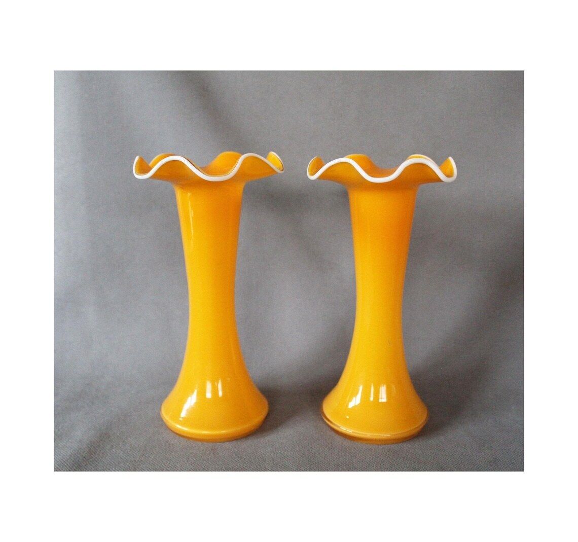 Set Van Twee Tangerine Tango Glass Vazen – Trompetvaas Met Geribbelde Kraag / Tulpvaas, Helder Glas Aan De Buitenkant, Oranje Glas Aan De Binnenkant, Scandinavische Of Boheemse Kunststijl, Feloranje