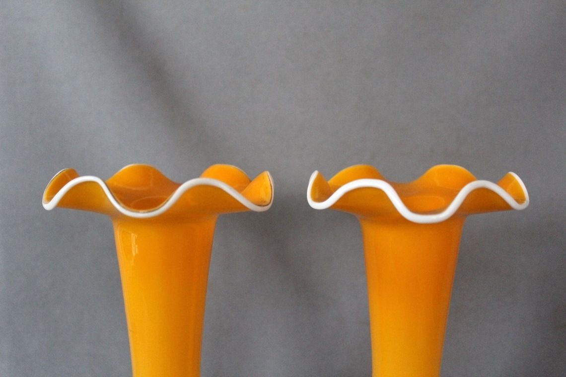 Set Van Twee Tangerine Tango Glass Vazen – Trompetvaas Met Geribbelde Kraag / Tulpvaas, Helder Glas Aan De Buitenkant, Oranje Glas Aan De Binnenkant, Scandinavische Of Boheemse Kunststijl, Feloranje photo buy