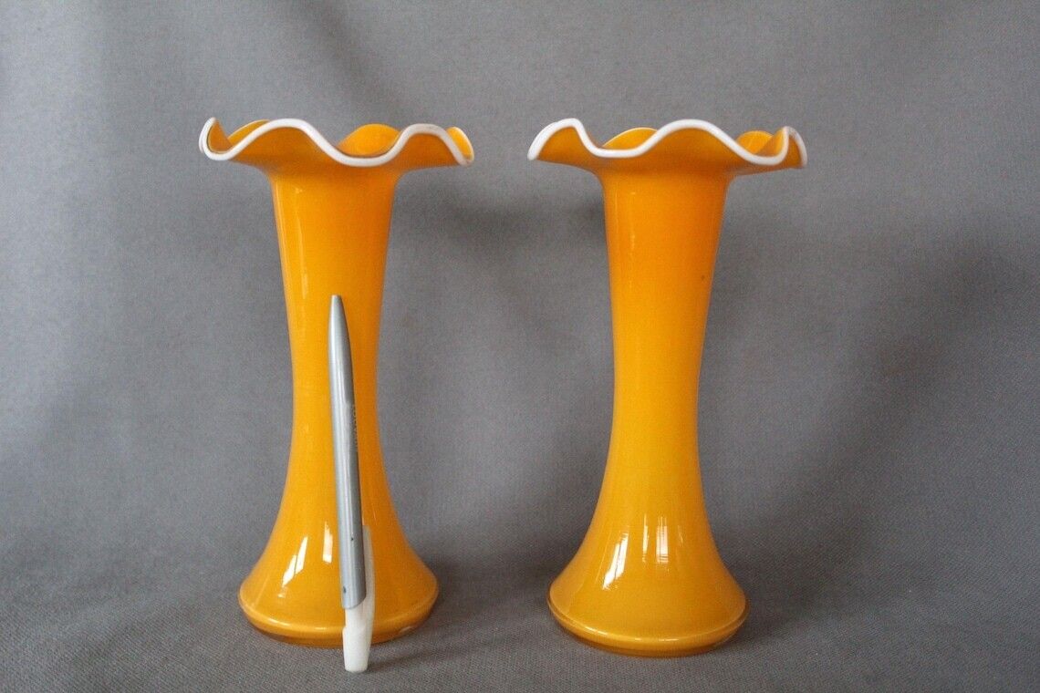 Set Van Twee Tangerine Tango Glass Vazen – Trompetvaas Met Geribbelde Kraag / Tulpvaas, Helder Glas Aan De Buitenkant, Oranje Glas Aan De Binnenkant, Scandinavische Of Boheemse Kunststijl, Feloranje photo vintage