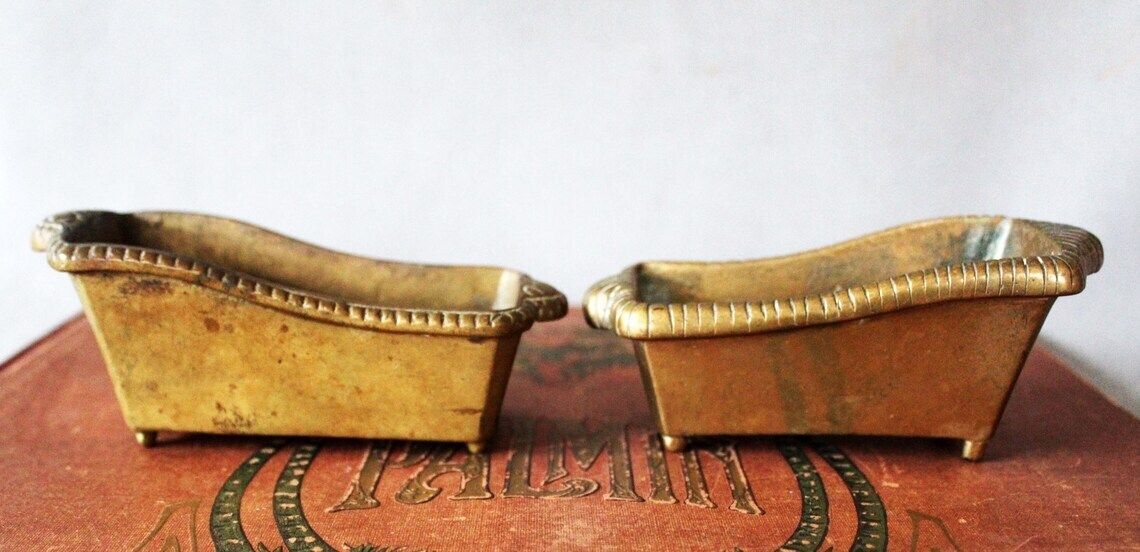 photo furniture Set Of 2 Antique French Heavy Cast Bronze Miniature Bath Tub Small Bowl Sponge Holder Soap Holder Desk Organiser Vide Poche Novelty