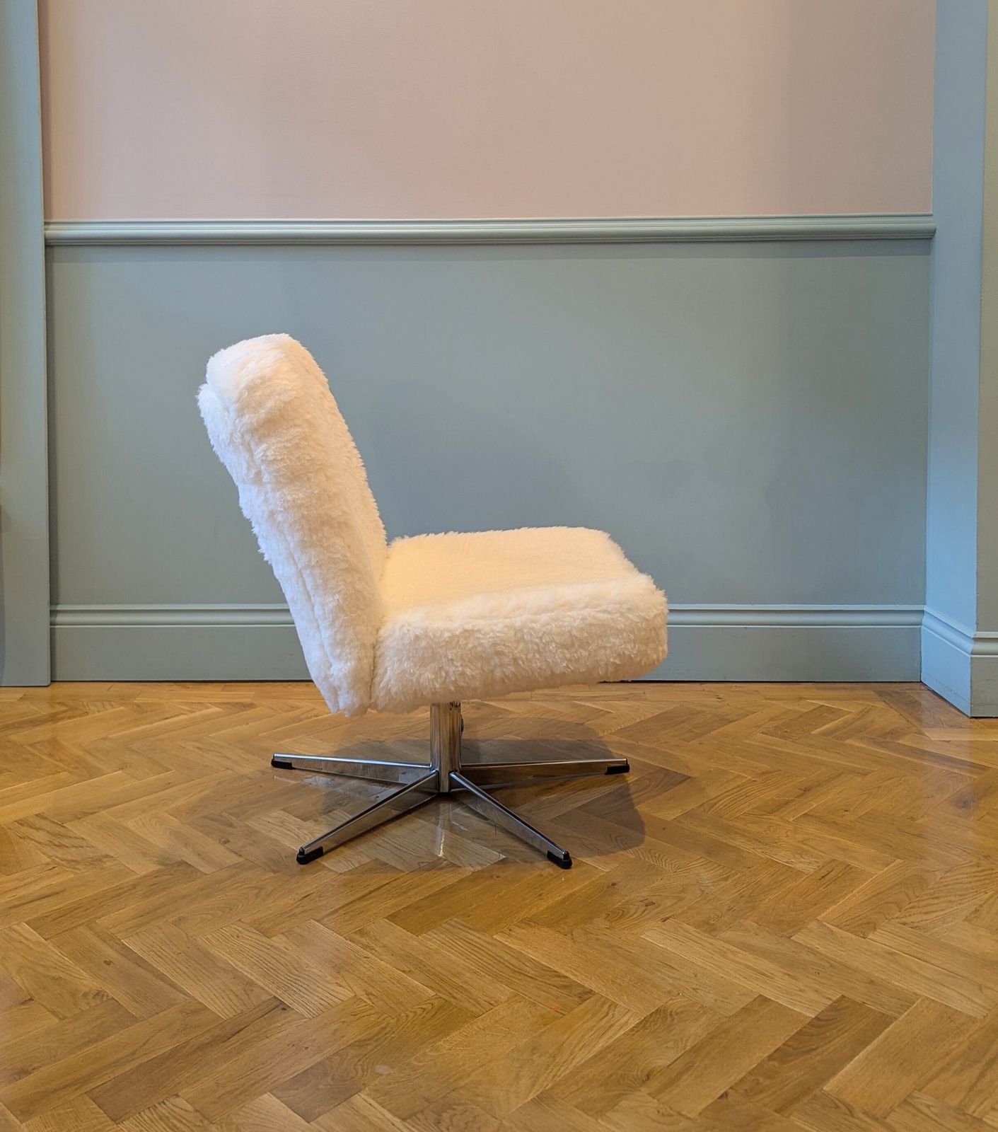 Mid 20th Century Swivel Chair By Hk Furniture photo for sale