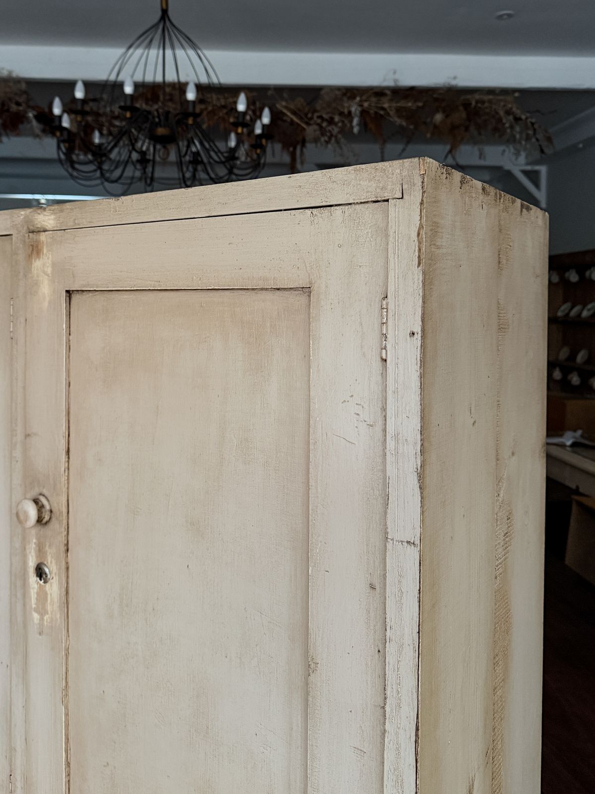 photo vinterior 19th Century English Painted Pine Housekeepers Cupboard / Dresser / Larder