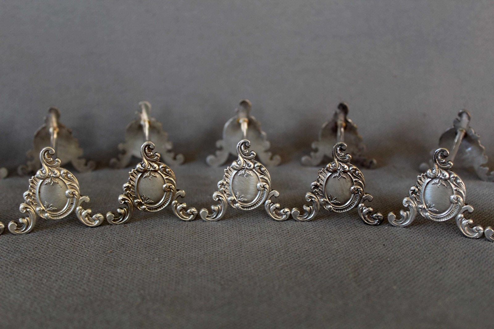 photo vinterior Set Van 12 Vintage Verzilverde Metalen Messenleggers, In Doos, Derby, Brits, Empire Regency Rococo Stijl, Metaal, Eettafel, Eetstokjes