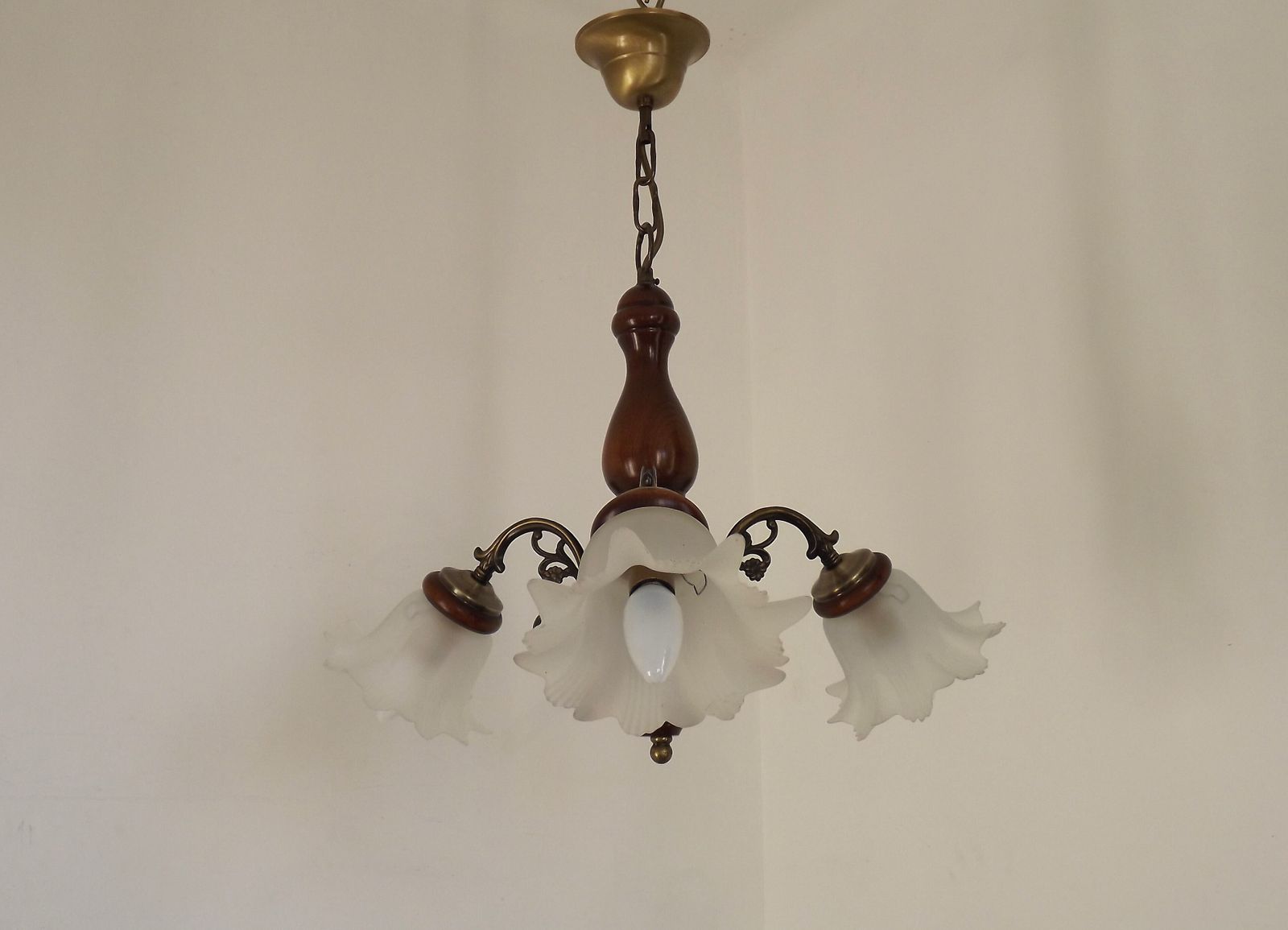 Lustre français à 3 lumières en bois et métal effet bronze, abat-jour en verre opaque photo furniture