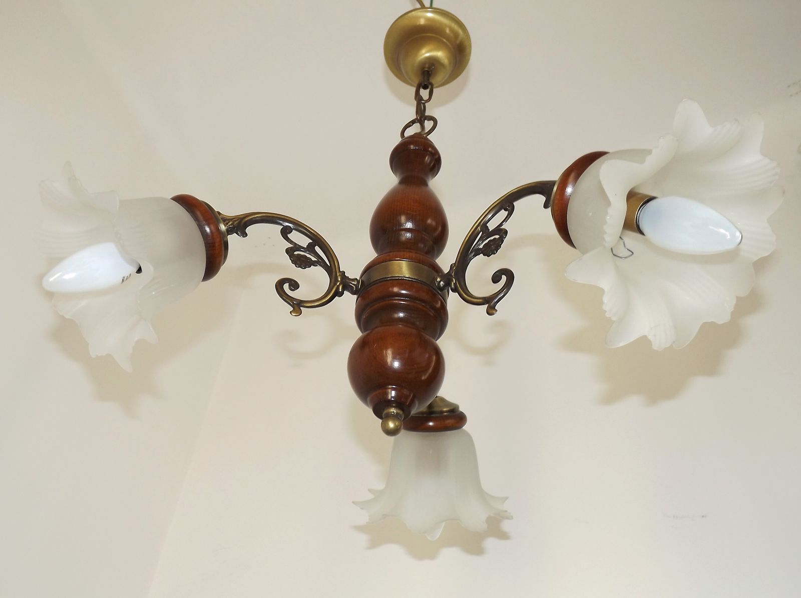 Lustre français à 3 lumières en bois et métal effet bronze, abat-jour en verre opaque photo for sale