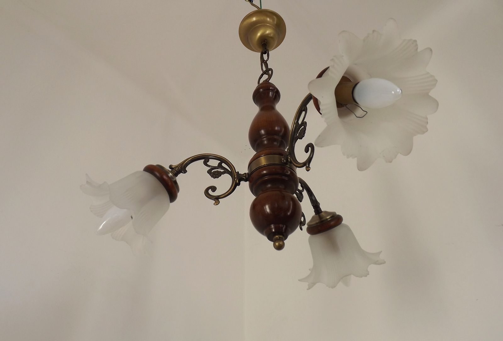 photo furniture Lustre français à 3 lumières en bois et métal effet bronze, abat-jour en verre opaque