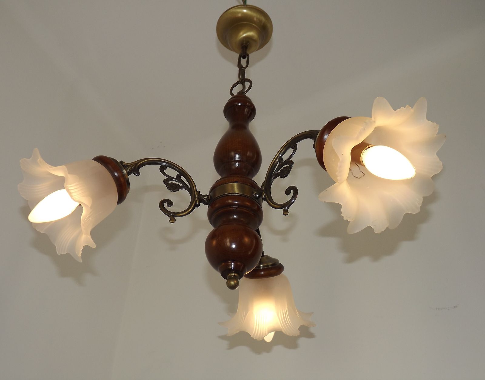 165.0 Lustre français à 3 lumières en bois et métal effet bronze, abat-jour en verre opaque photo