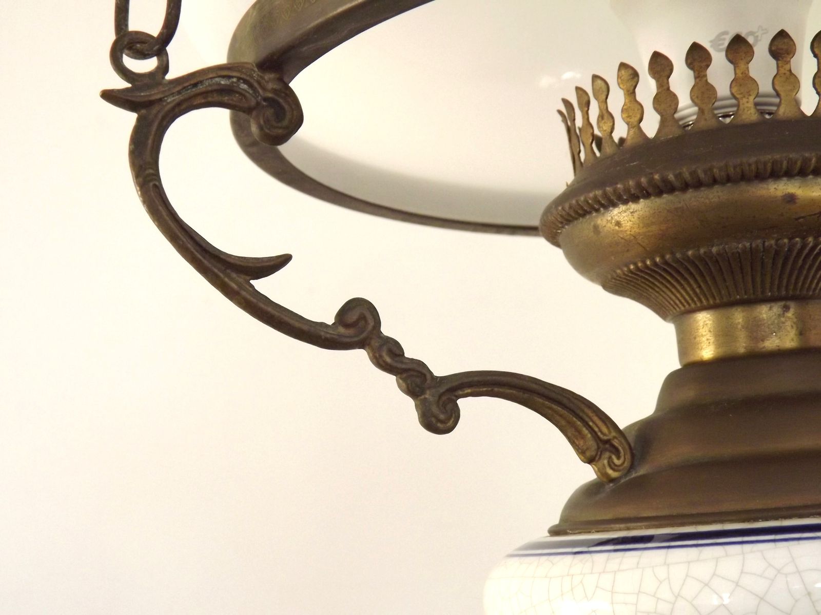 Plafonnier lanterne Mid-Century français, abat-jour en verre opaque blanc, finial floral photo vinterior