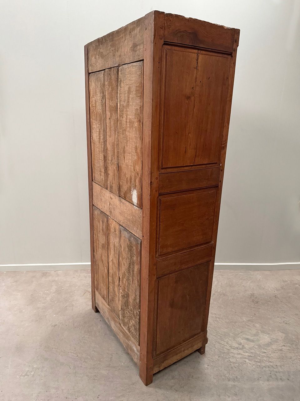 photo vinterior Large Fruitwood Cupboard