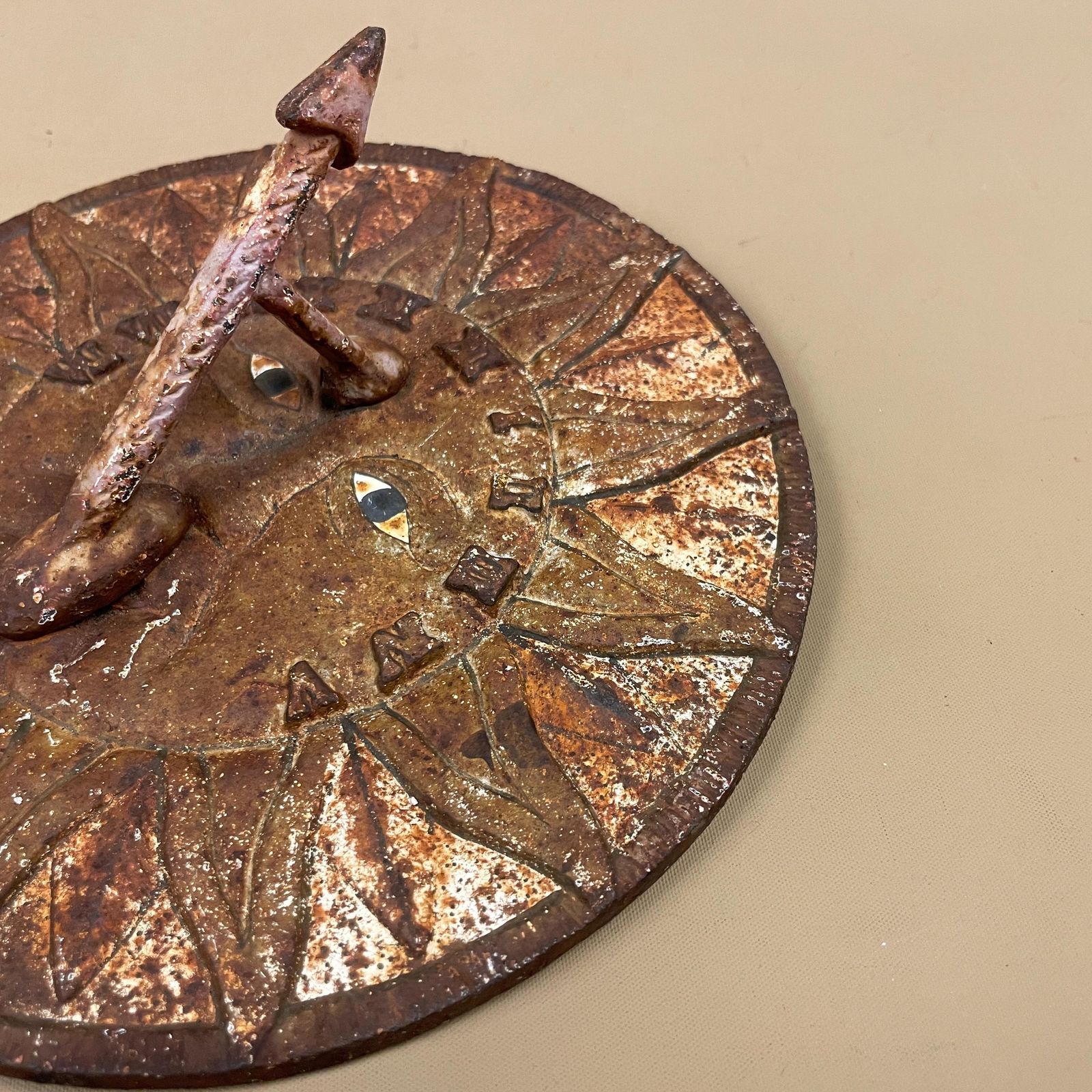Antique Sun Dial Garden Metal Heavy Vintage Garden Decor Round Circular 19cm Weather Sundials Ornament Outdoor Sun Face Rustic Sculpture photo buy