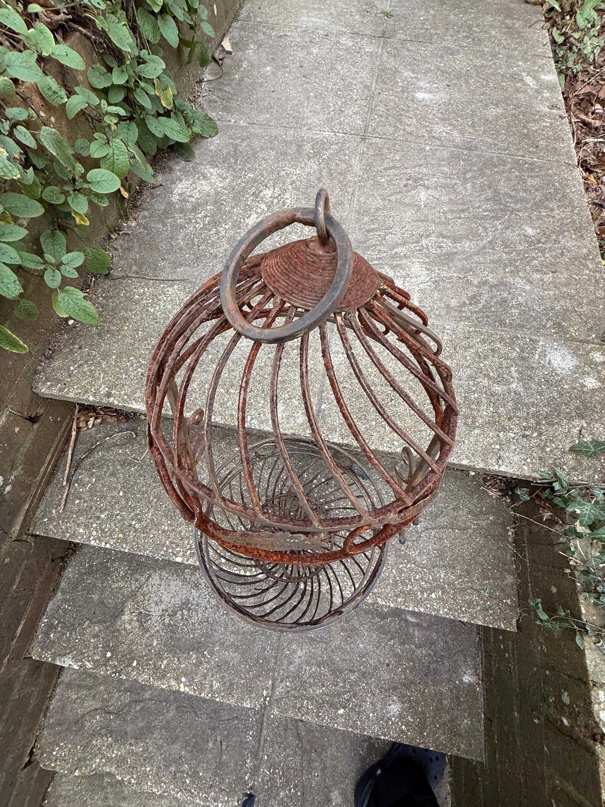 photo vintage Vintage Wrought Iron Hanging Plant Stand With Basket, Vintage Jardiniere, Hanging Basket, 1970s Garden Decor 2