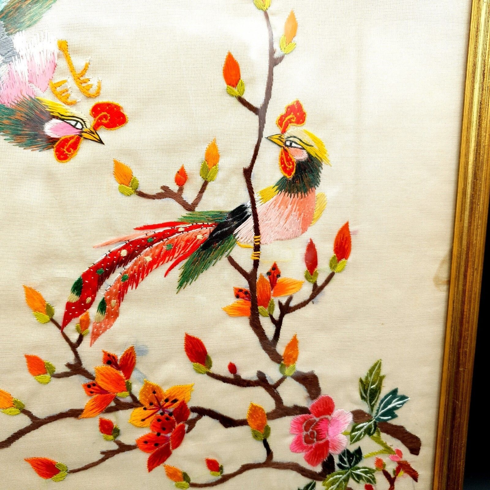 photo vintage Vintage Chinese Silk Embroidery Birds & Flowers Framed Wall Art Pair