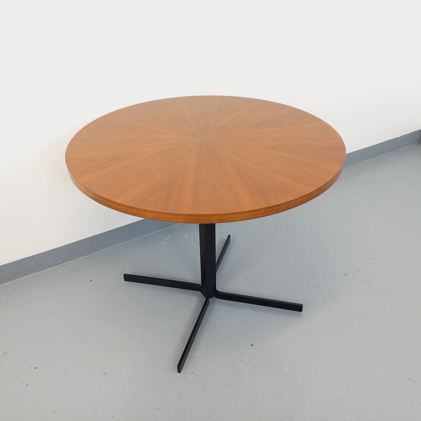 photo vintage Scandinavian Round "Raise And Lower" Coffee Table In Teak And Metal