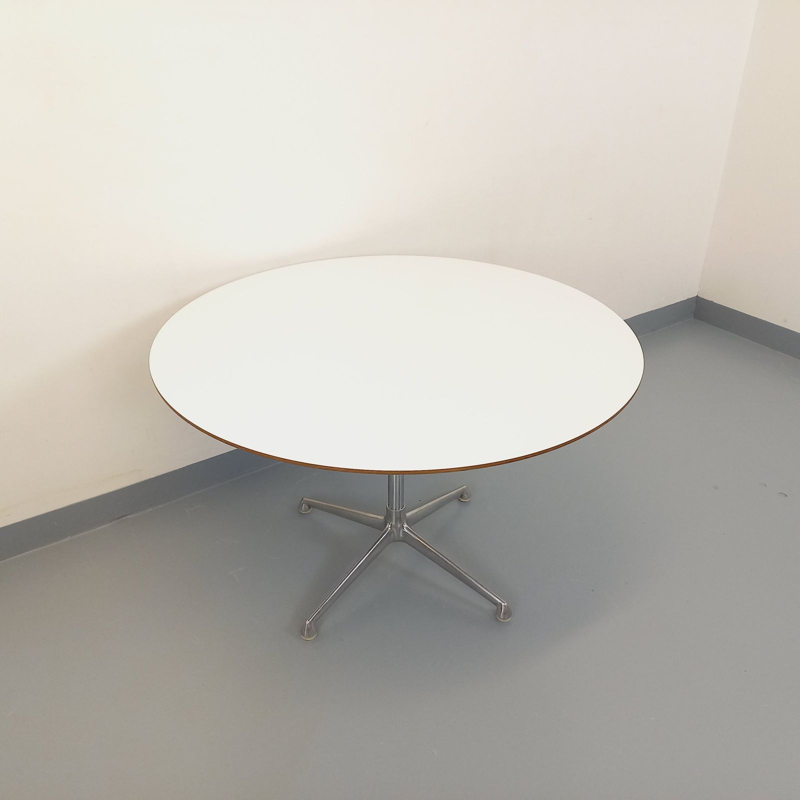 photo vinterior Eames Round Table For Vitra In White Melamine, Wood And Metal