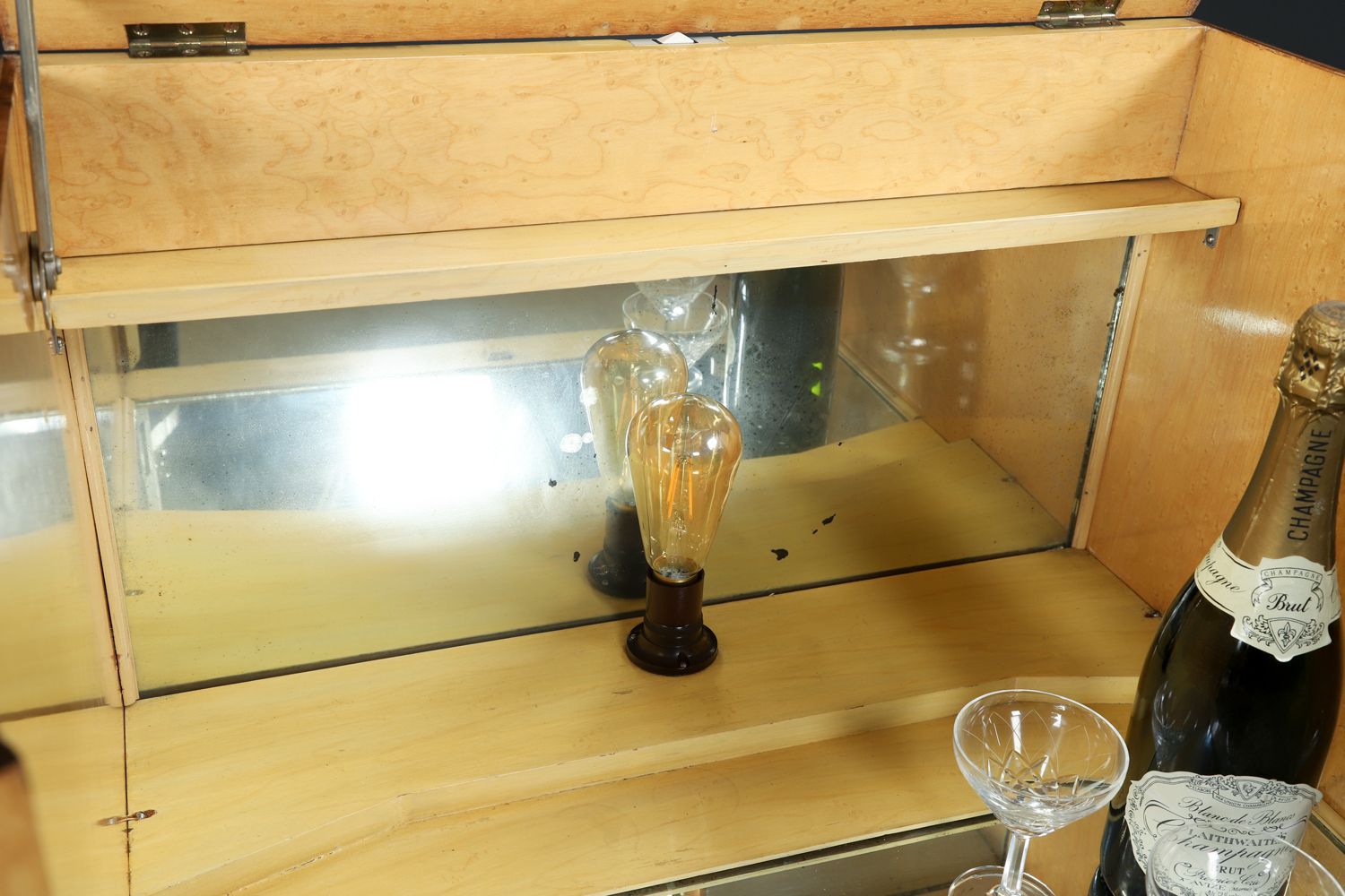 photo vintage English Art Deco Epstein Electric Figured Walnut Cocktail & Drinks Cabinet (Circa 1930)
