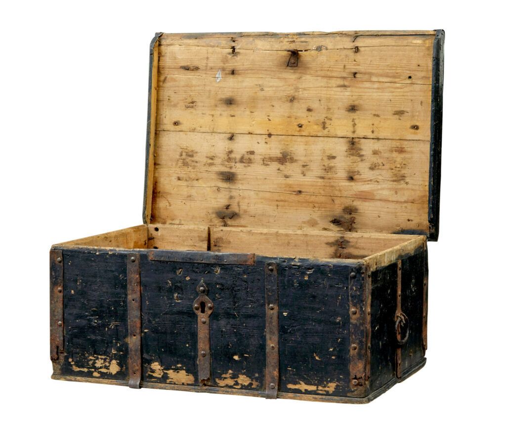 photo furniture Scandinavian Mid 19th Century Painted Pine Chest