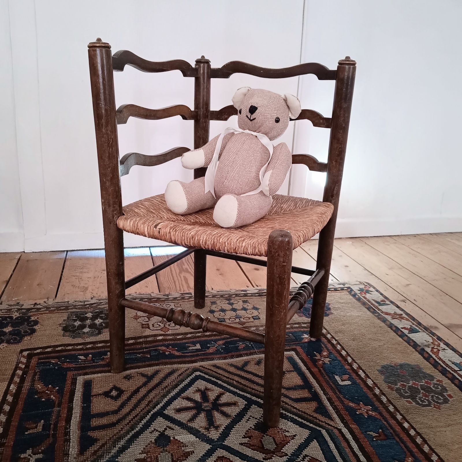 photo vintage Lancashire Arts & Crafts Small Hall Chair, Serpentine Ladder Back Rush Seat, C.1900