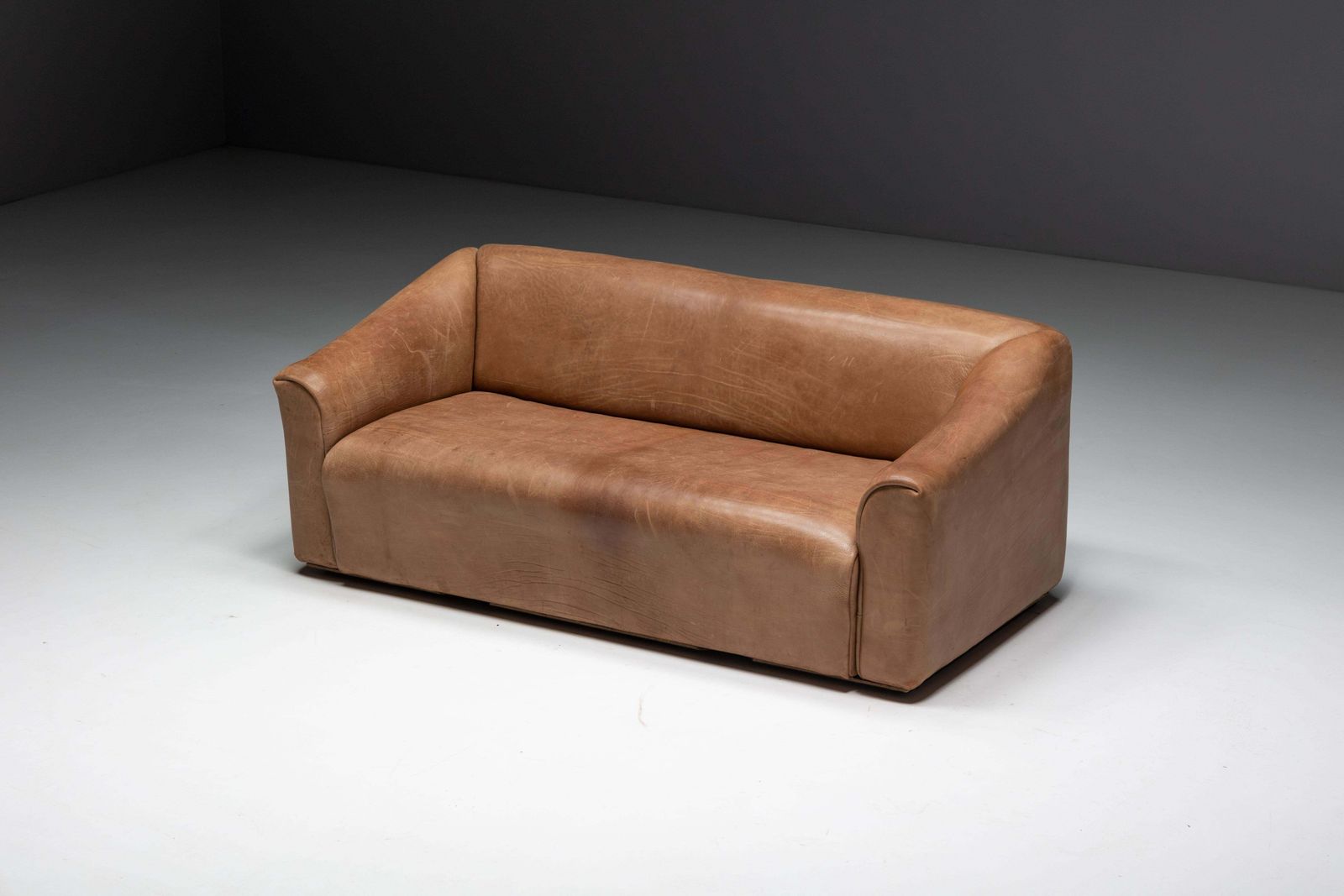 photo furniture De Sede Ds 47 Bullhide Leather Sofa, Switzerland, 1970s