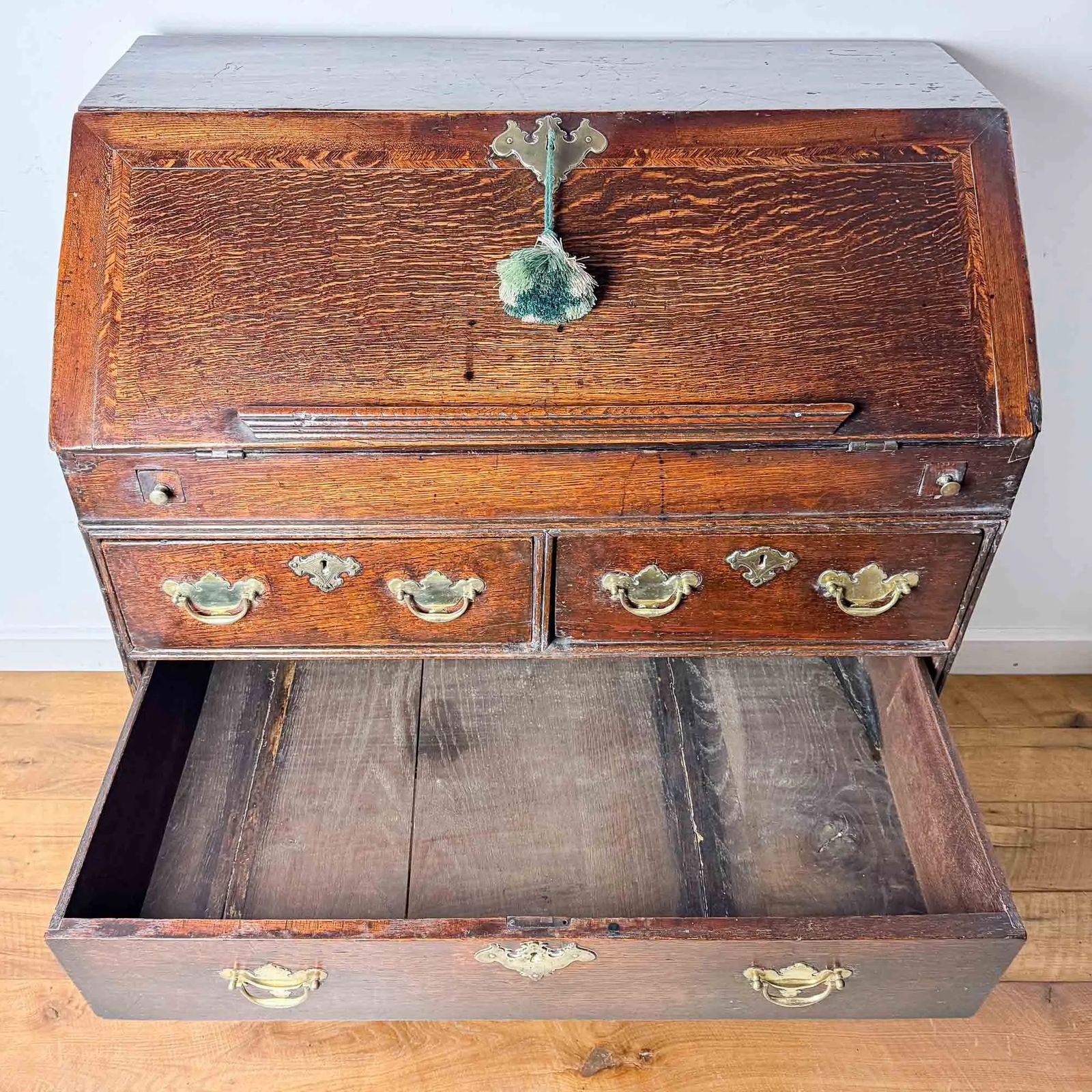 photo vintage 17th Century Vernacular Oak Bureau