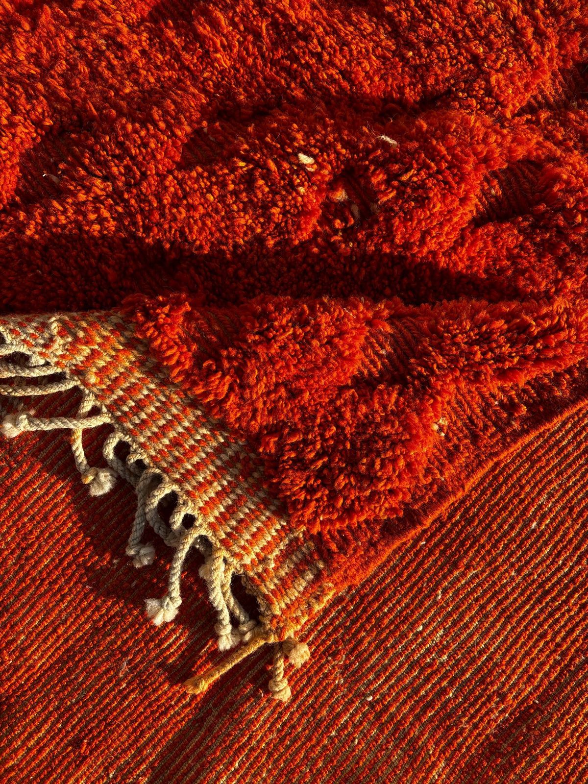 Handgemaakt Marokkaans Mrirt-vloerkleed – Wollen vloerkleed in verbrand oranje, 210x300 cm – Modern getextureerd tapijt – Abstract dessin – Groot vloerkleed voor de woonkamer photo Textiel