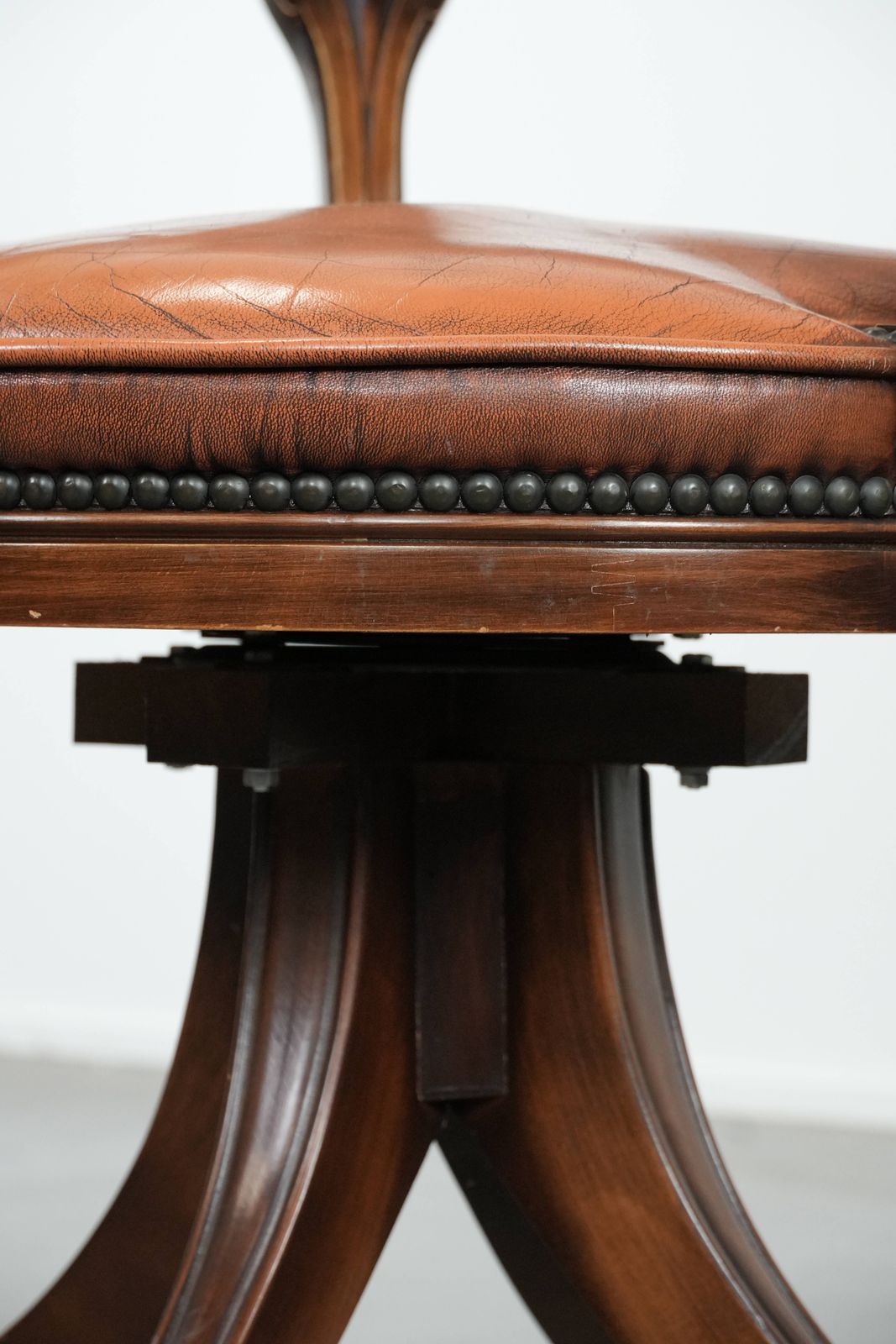 592.0 Klassieke Chesterfield Bureaustoel Van Koeienhuid En Hout Met Decoratieve Nagels In Engelse Stijl photo