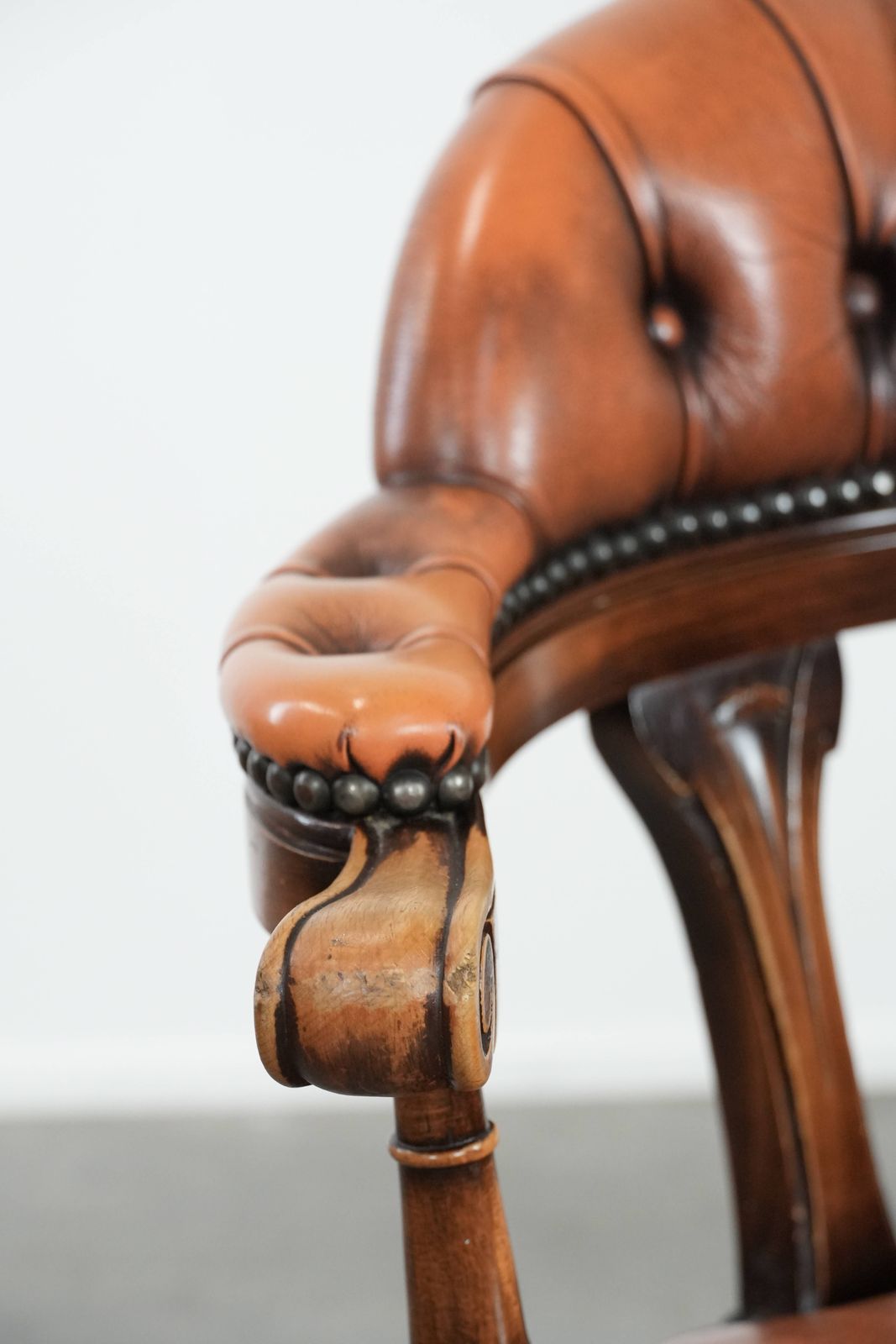 photo vinterior Klassieke Chesterfield Bureaustoel Van Koeienhuid En Hout Met Decoratieve Nagels In Engelse Stijl