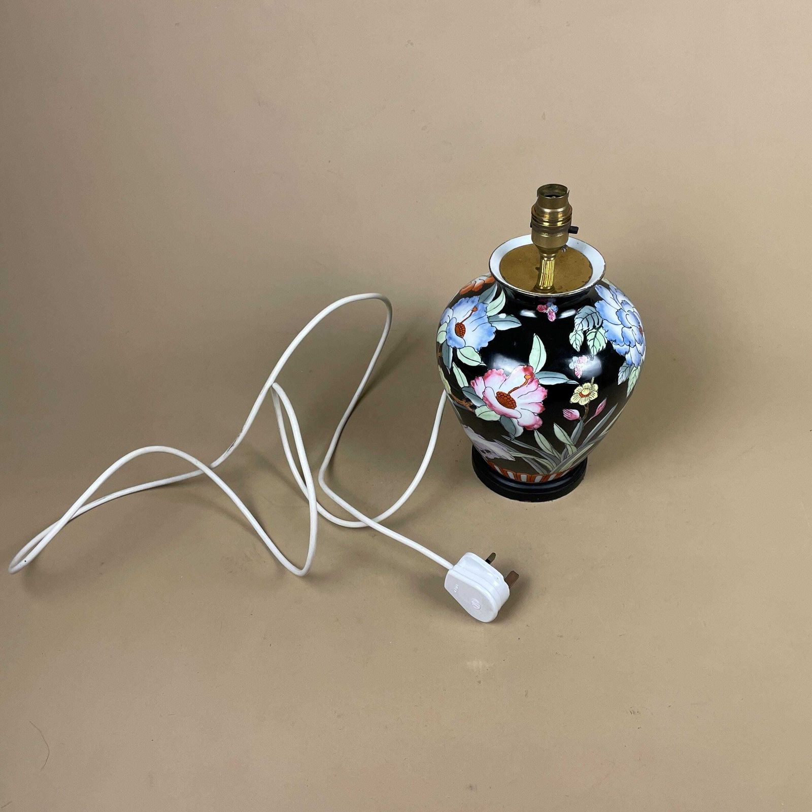 photo furniture Oriental Ceramic Baluster Vase Lamp Hand Painted Black Floral Porcelain Table Lamp Chinoiserie Ornate Pattern Wood Base Ginger Jar Gold