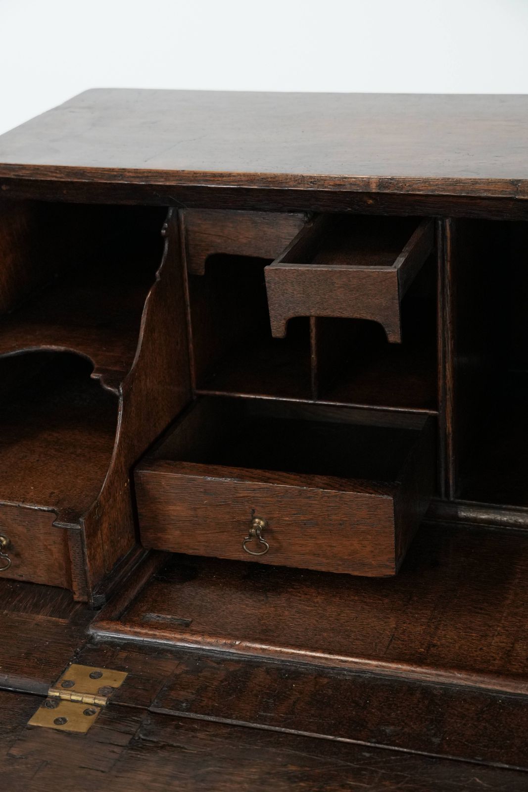 1219.0 Grote Antieke 18e Eeuwse Engelse Eiken Ladekast/Bureau/Ladekast Met Geheime Vakken En Getrapt Interieur photo