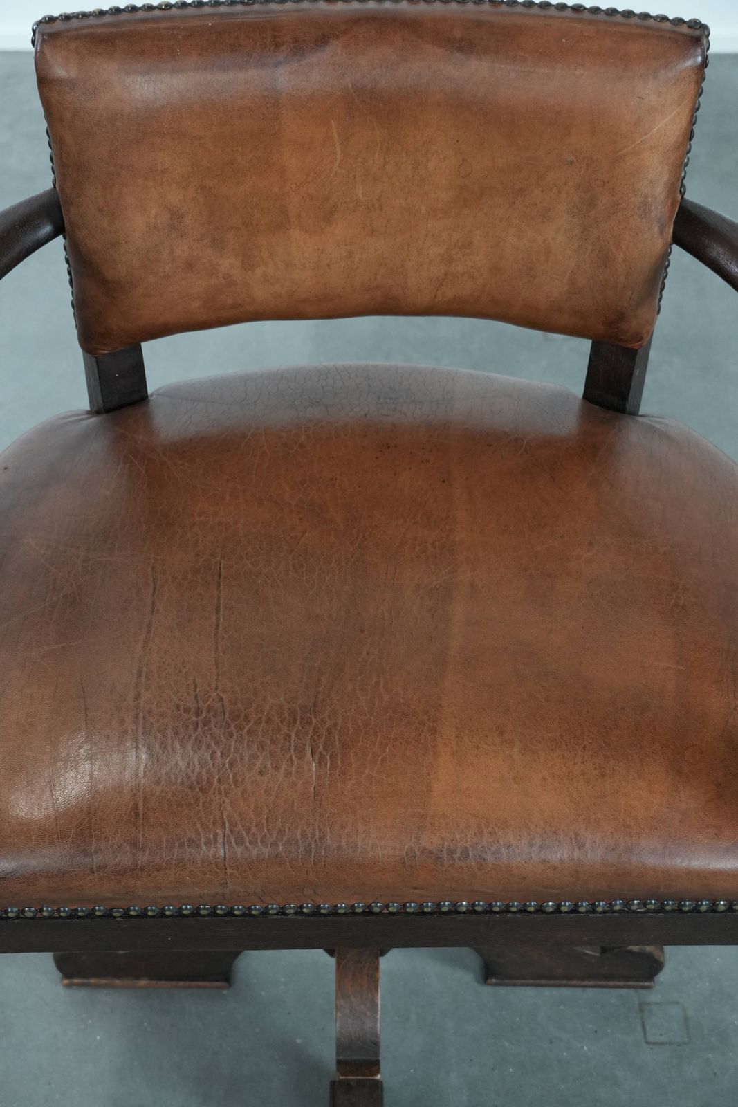 Elegante Antieke Bureaustoel Met Schapenleren Bekleding En Zwaar Houten Frame photo vinterior