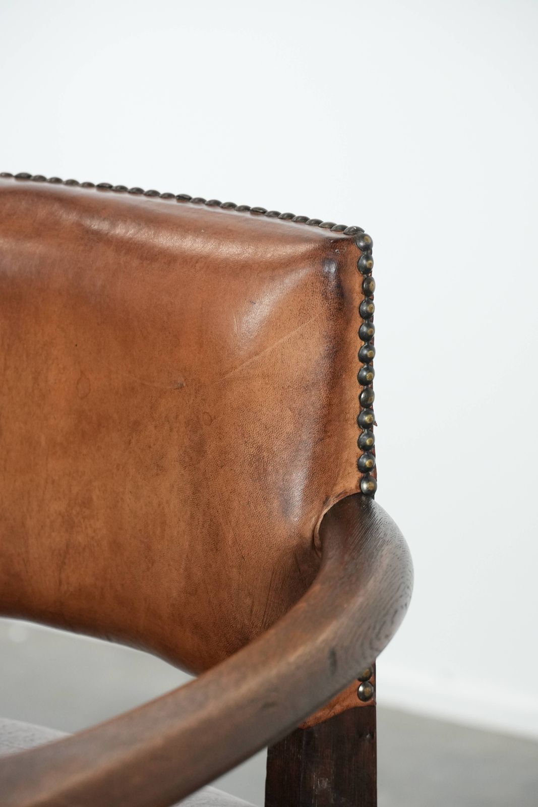 photo furniture Elegante Antieke Bureaustoel Met Schapenleren Bekleding En Zwaar Houten Frame