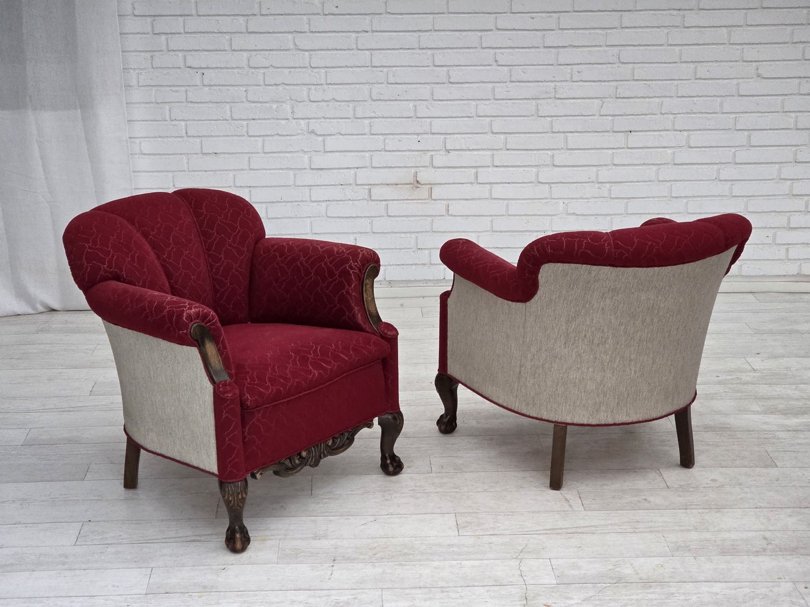 Ca. Jaren 1950, Deense Fauteuil, Rood En Lichtgrijs Meubelwol, Gesneden Eikenhout. photo furniture