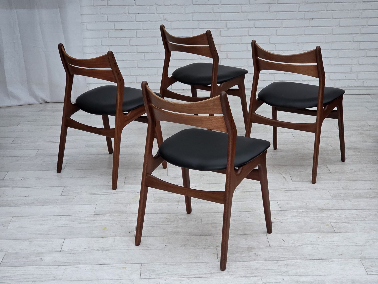 Ca. Jaren 1960, Set Van 4 Opnieuw Beklede Deense Eetkamerstoelen, Ontwerp Van Erik Buck, Model 310. photo for sale