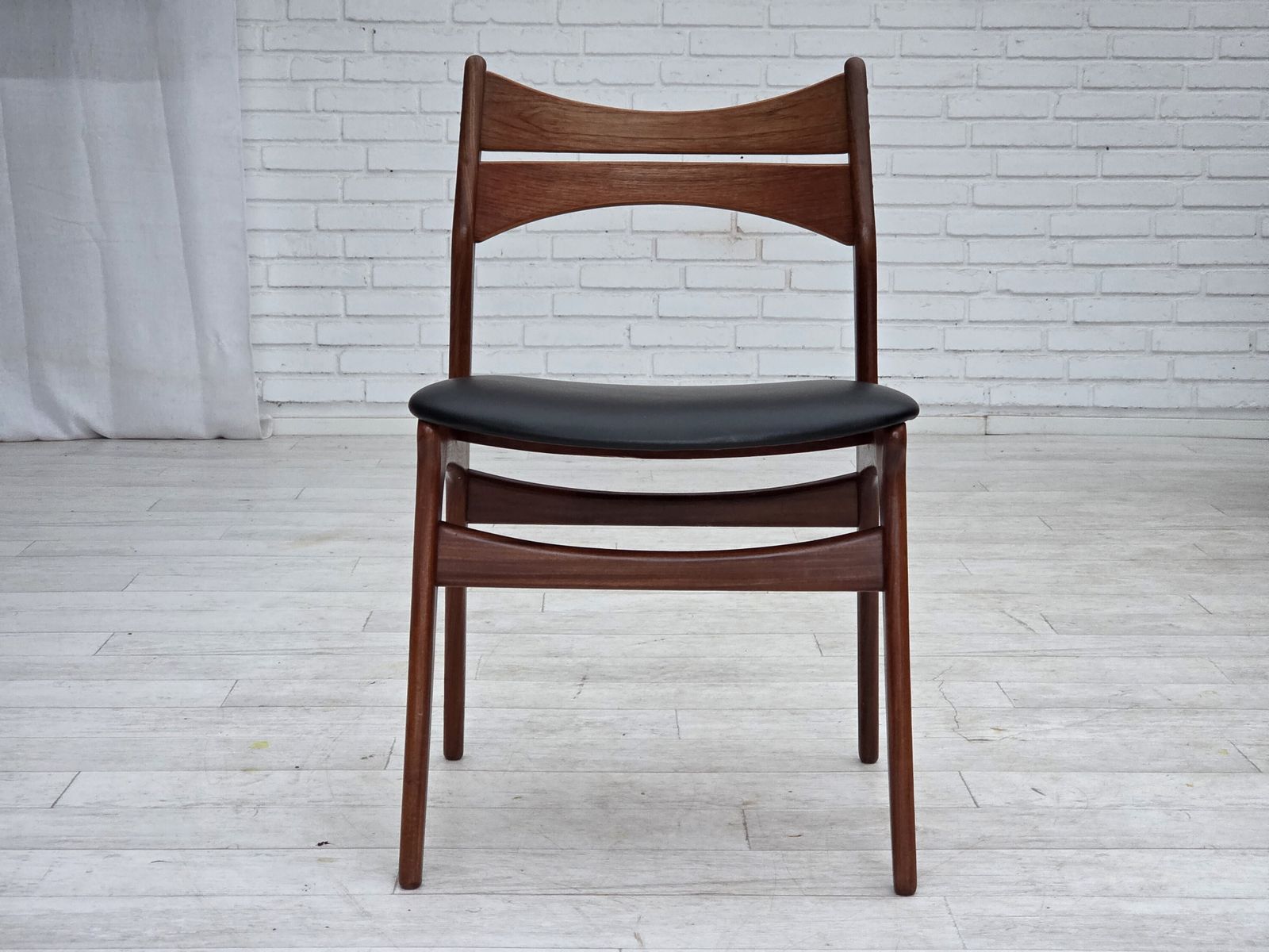 Ca. Jaren 1960, Set Van 4 Opnieuw Beklede Deense Eetkamerstoelen, Ontwerp Van Erik Buck, Model 310. photo vinterior