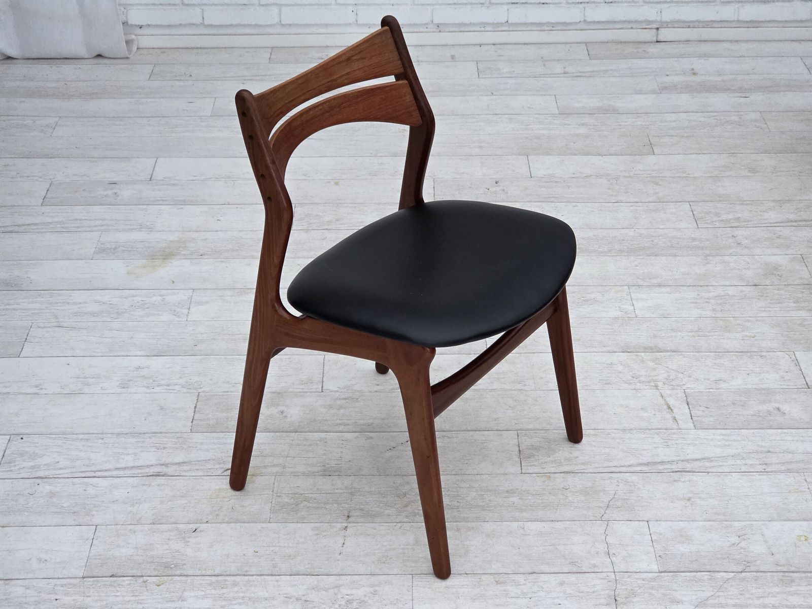 Meubels Ca. Jaren 1960, Set Van 4 Opnieuw Beklede Deense Eetkamerstoelen, Ontwerp Van Erik Buck, Model 310. photo