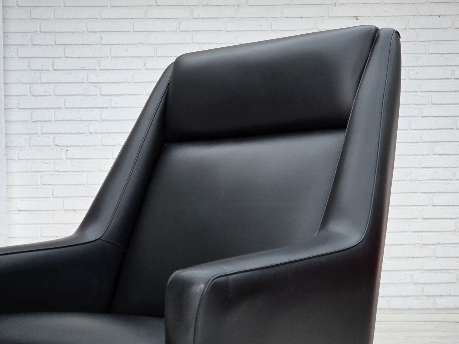 photo vinterior 1970s, Danish Highback Armchair, Black Artificial Leather, Teak Wood Legs.
